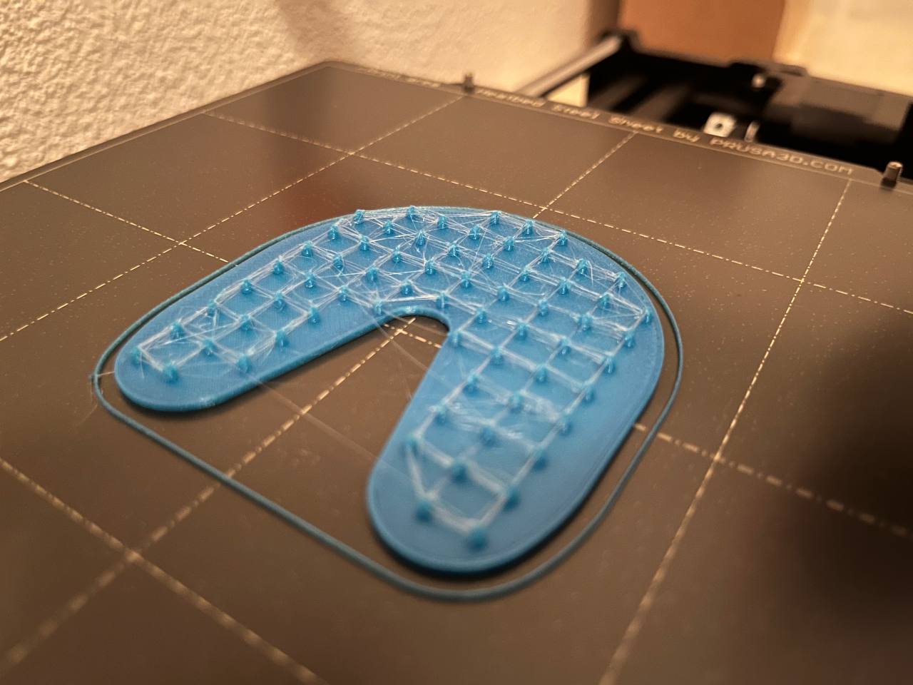 l'objet imprimé en 3D. il est en plastique bleu
