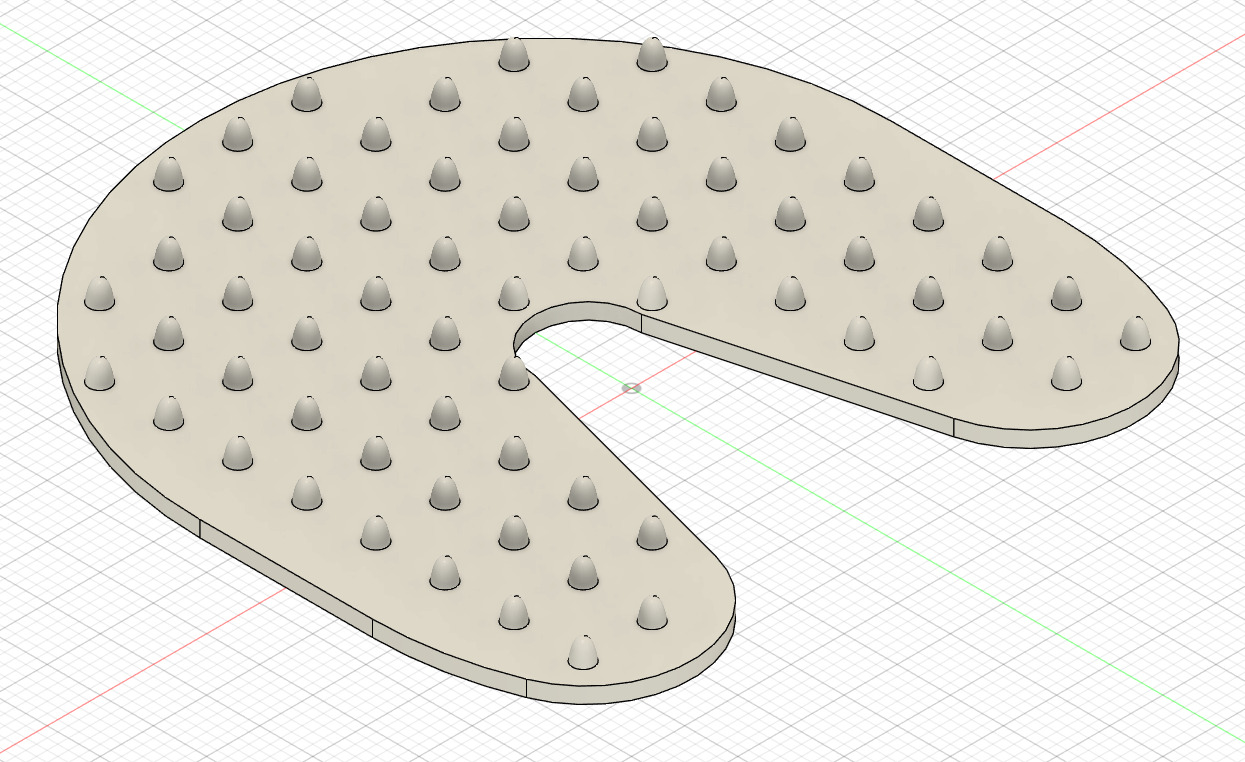 une vue de la modélisation 3D de l'objet. c’est basiquement une base plate de 1 millimètre et demi de hauteur, avec une fente sur la moitié de sa longueur et plein de pics (de 2 millimètres de longueur) sur la surface